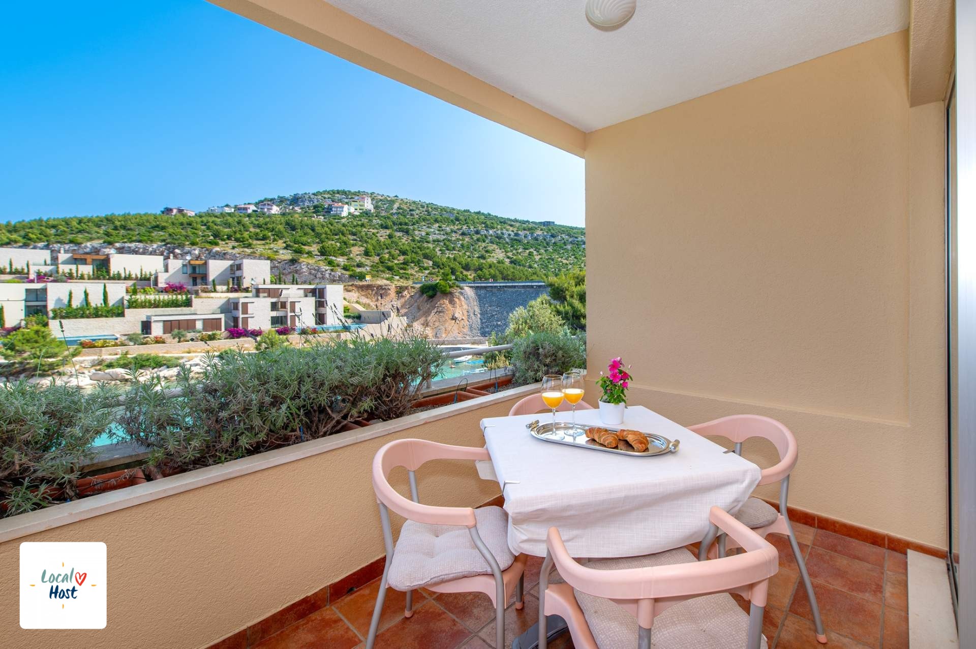 AP 101 - Balcony from other angle