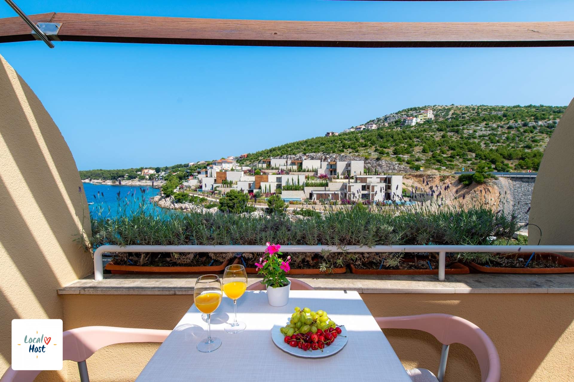 AP 202 - Balcony with sea view 3